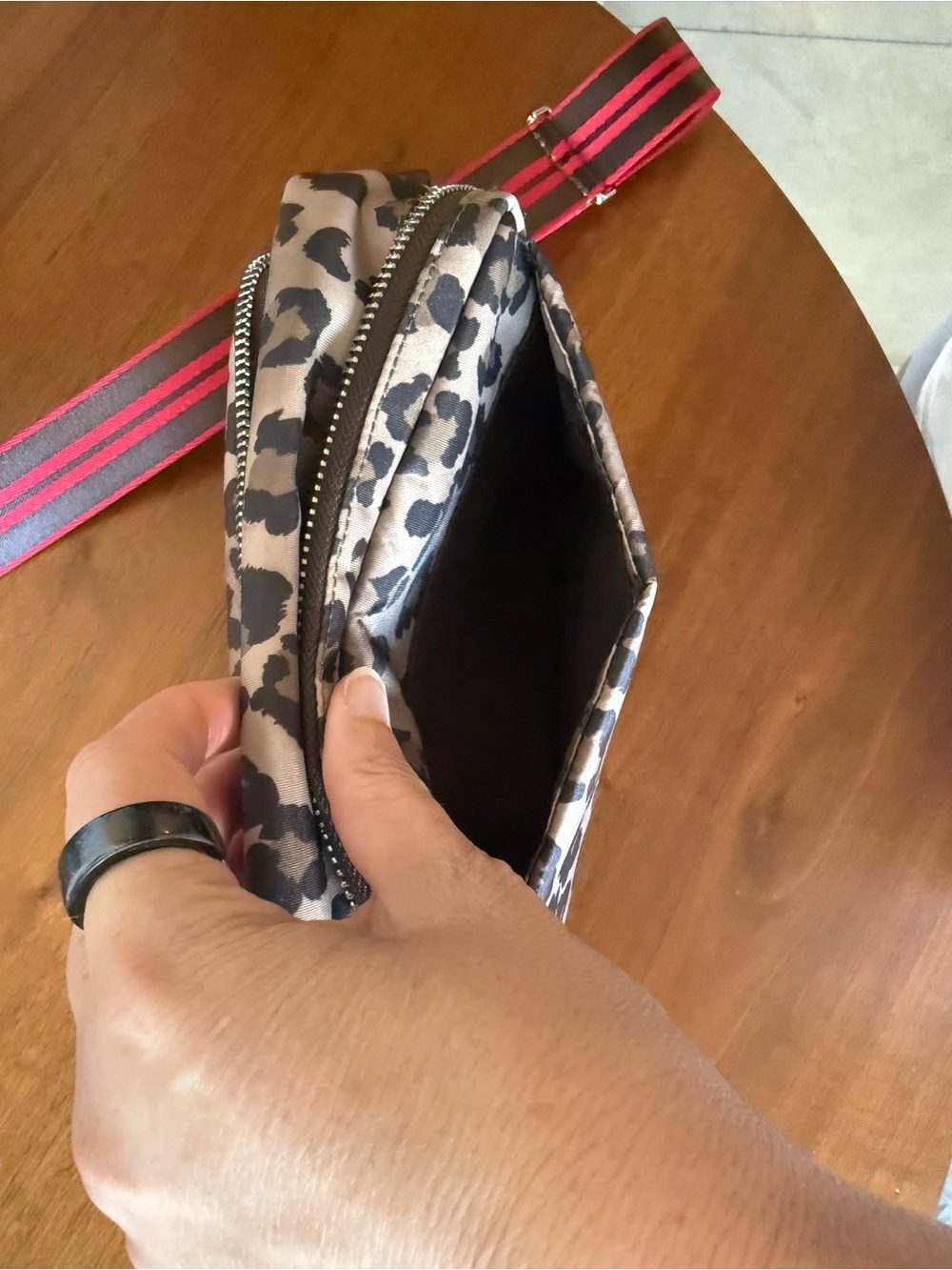Lululemon Everywhere Crossbody 2L - leopard - Picture 8 of 10